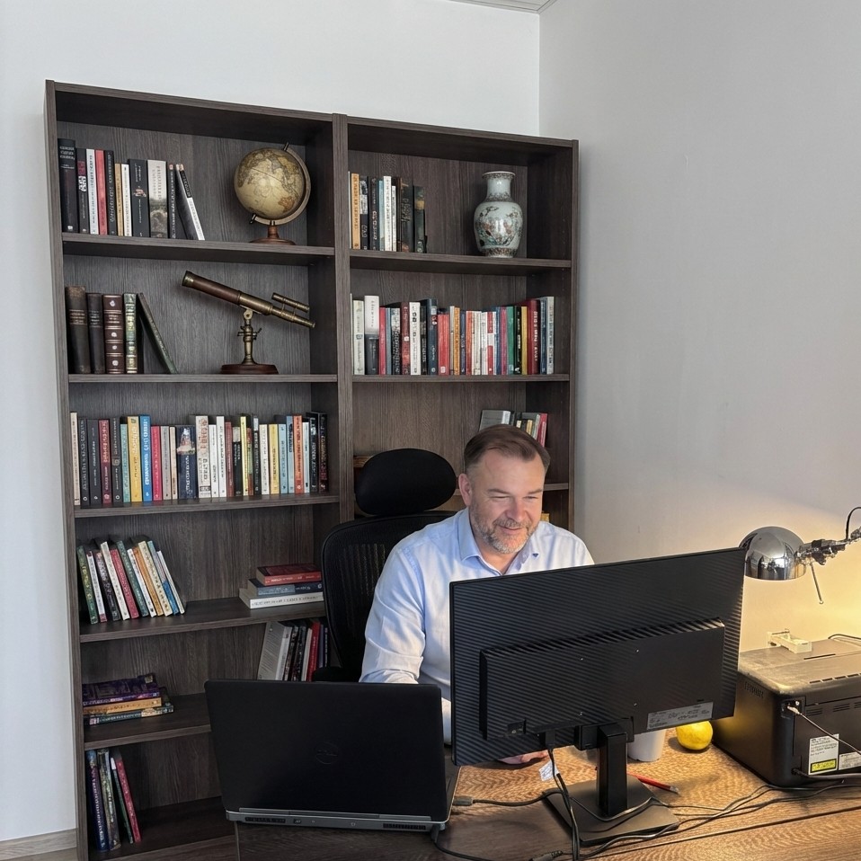 Robert Kachnowicz przy biurku w swoim gabinecie